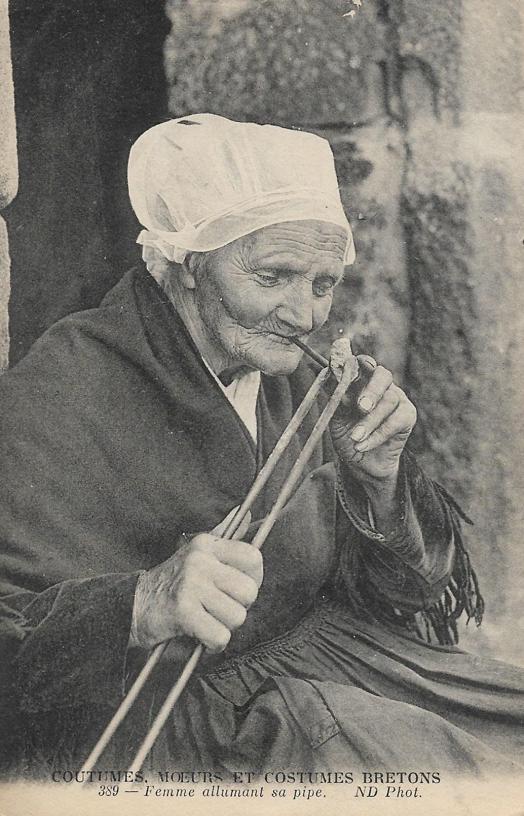 /France/FR_people_1914_BRETONS Femme allumant sa pipe.jpg